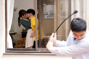 Người phụ nữ trưởng thành xinh đẹp với bộ ngực và mông lớn quyến rũ cậu bé giao hàng. Anh họ đến thăm 05-11 Căn phòng nhỏ của tiệm làm tóc