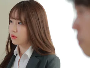 Bắt gặp bố dượng móc lồn, búp bê nhiệt tình giúp đỡ
