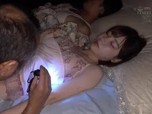 Con gái cho bố dượng phang vì không muốn bố rời xa 2 má con cô