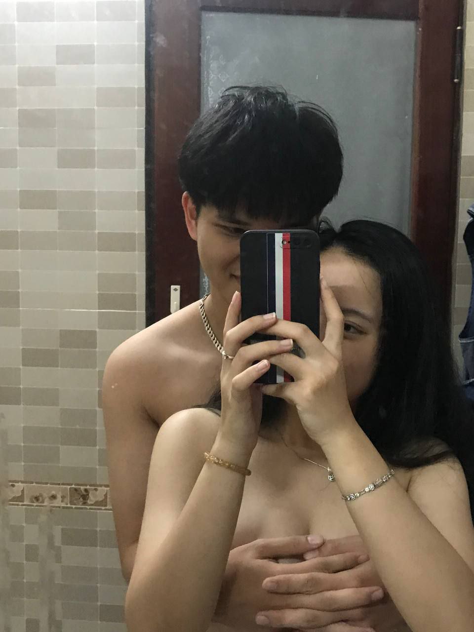 Cô gái trẻ đầy đặn trong bộ đồ trắng khiến tôi muốn ôm cô ấy, hôn cô ấy và quan hệ tình dục với cô ấy. Cô ấy trắng trẻo và dịu dàng, bò bằng đầu gối, mút dương vật của tôi, giữ hông và thúc mạnh, khiến cô ấy cảm thấy ướt át và thoải mái.