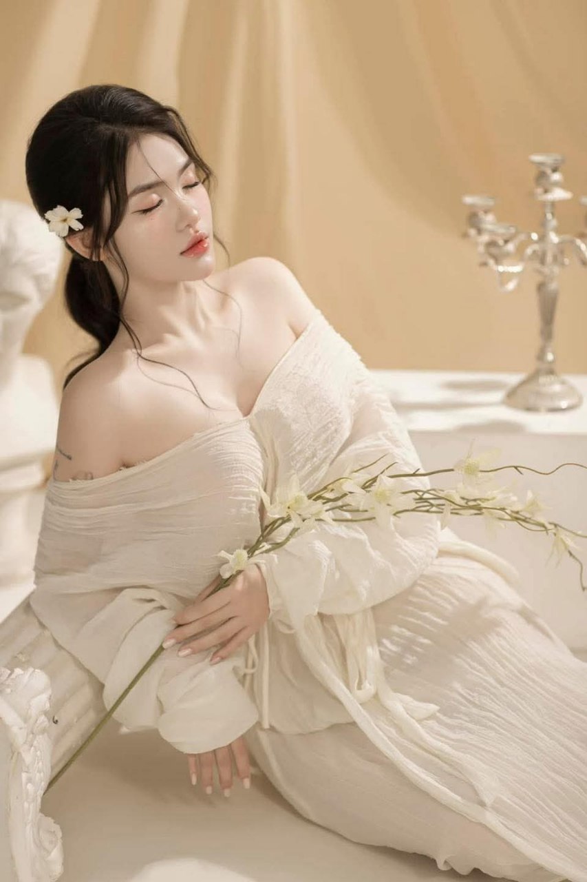 Một cô gái điếm có ngoại hình cao, một cô gái bán hoa trên giường, say mê phục vụ hai anh lớn trong tư thế 3P, và cùng lúc bú hai con cặc lớn, tận hưởng khoái cảm của những cú thúc tốc độ cao và la hét.